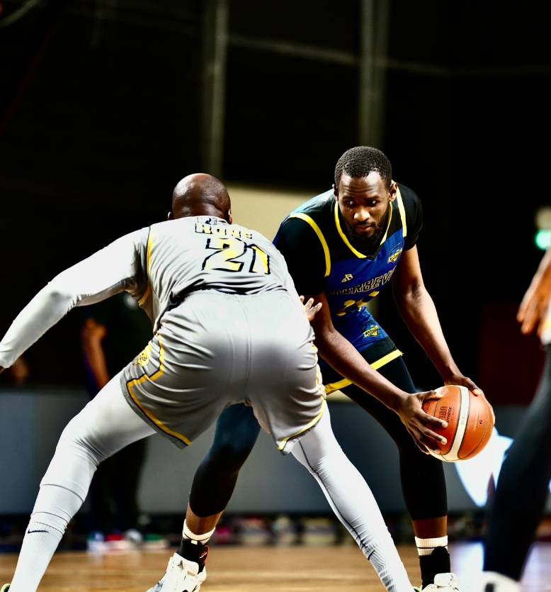 Aziz Nkene face à Alpha Mbodj lors d'un match contre Cergy Pontoise