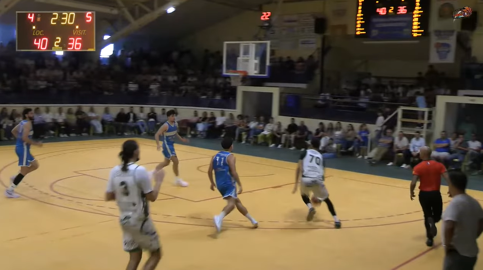 Gaylor Curier va finir avec la faute après une longue passe de Clément Bats.