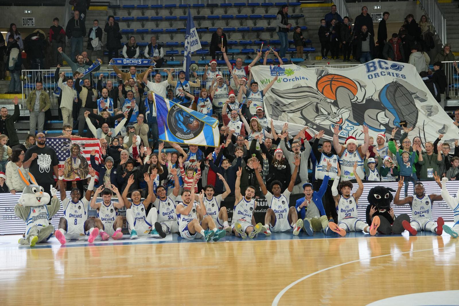 L'effectif d'Orchies qui célèbre sa dernière victoire de 2025 avec son public (crédit : Facebook - BCO)