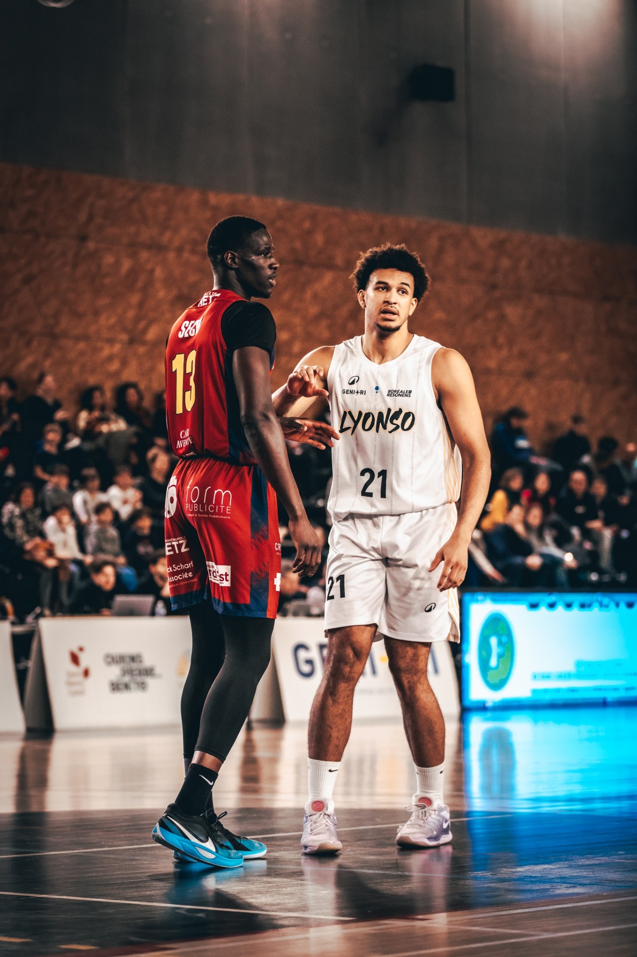 Vrai duel d'intérieur entre Seck et Semelet (crédit : LyonSO - Facebook)